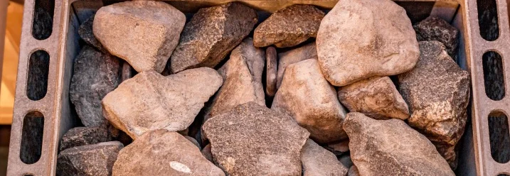 Saunasteine im Saunaofen